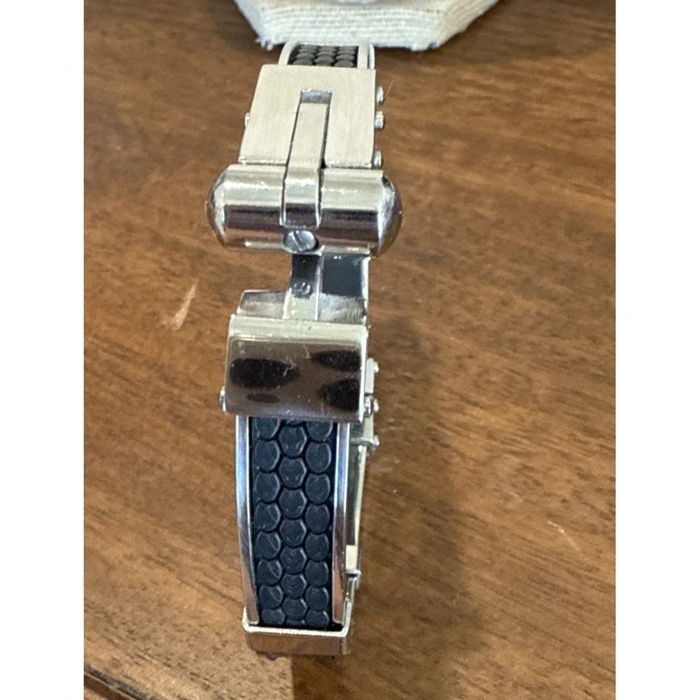 MENS Bracelet Silver Tone Black Accent‎  Sturdy excellent condition